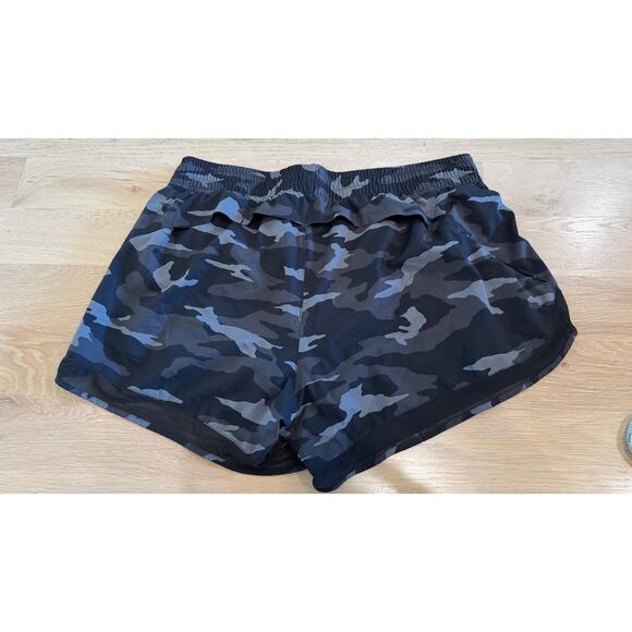 ATHLETA PRINTED MESH RACER RUN SHORT 4” black camo size large - Picture 13 of 14